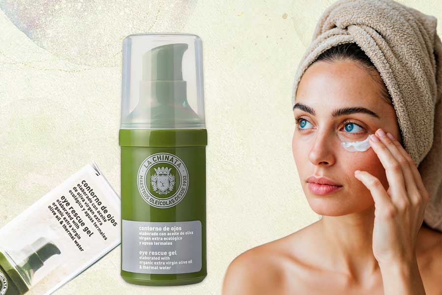 Mujer aplicando contorno de ojos junto al envase del contorno de ojos La Chinata.