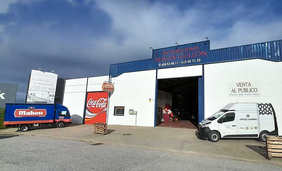 Empresa Distribuciones Magín Gullón Nave industrial de Distribuciones Magín Gullón, con furgonetas de reparto de Mahou y Cervezas Alhambra.